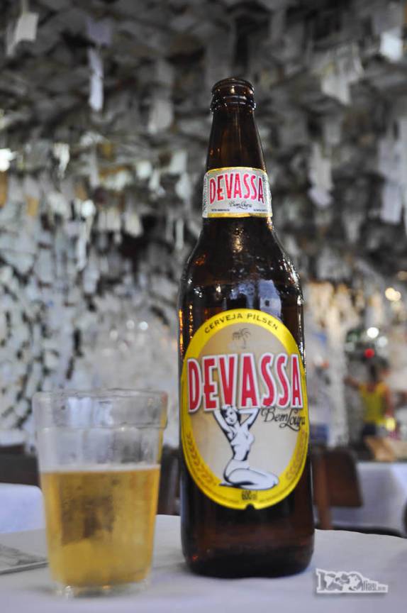 Cerveja Devassa no restaurante Arantes, na praia do Pântano do Sul, na costa sul de Florianópolis, em Santa Catarina